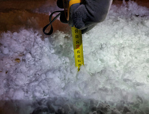 Zateplení stropu rodinného domu pomocí foukané izolace